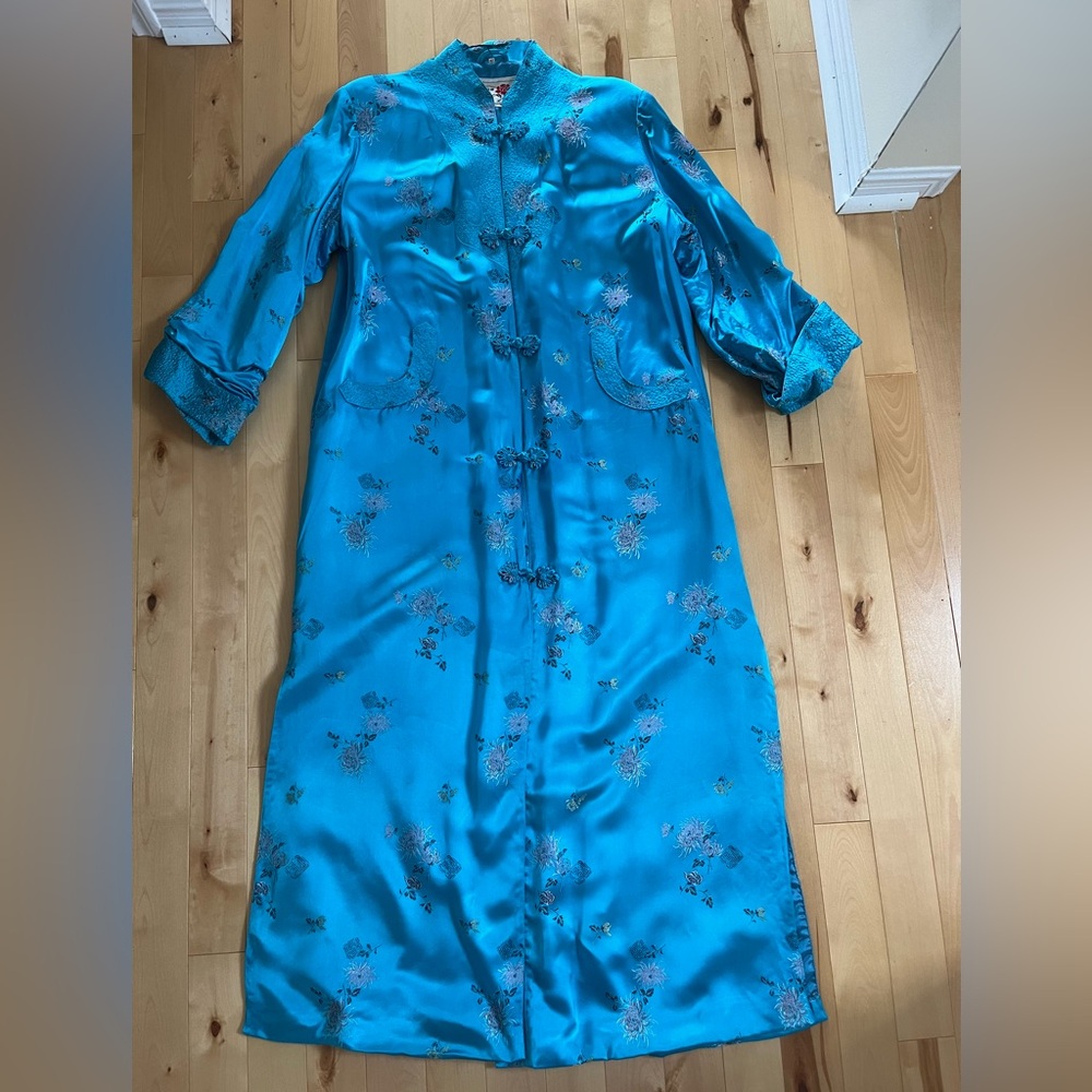 Vintage Turquoise Asian Embroidered Satin Robe Dressing Gown Size 42